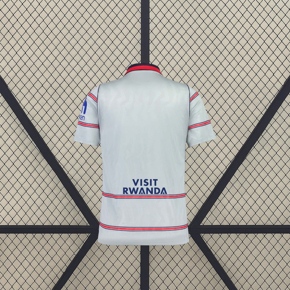 Vista trasera de la camiseta Atlético de Madrid 26-27 3ª equipación gris con patrón tonal, franjas rojas y azules y cuello oscuro
