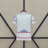Vista trasera de la camiseta Atlético de Madrid 26-27 3ª equipación gris con patrón tonal, franjas rojas y azules y cuello oscuro