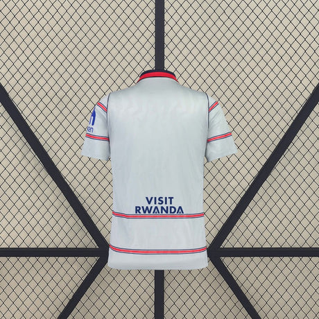 Vista trasera de la camiseta Atlético de Madrid 26-27 3ª equipación gris con patrón tonal, franjas rojas y azules y cuello oscuro