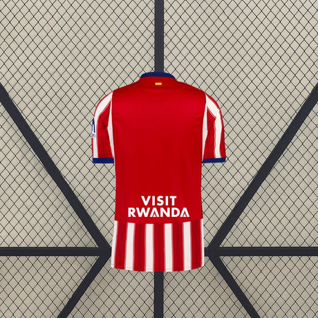 Vista trasera de la camiseta Atlético de Madrid 26-27 local, con parte superior roja lisa y parte inferior con franjas rojas y blancas