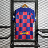 Vista trasera de la camiseta Barcelona 19-20 local versión retro con patrón de cuadros azules y granates y panel superior azul