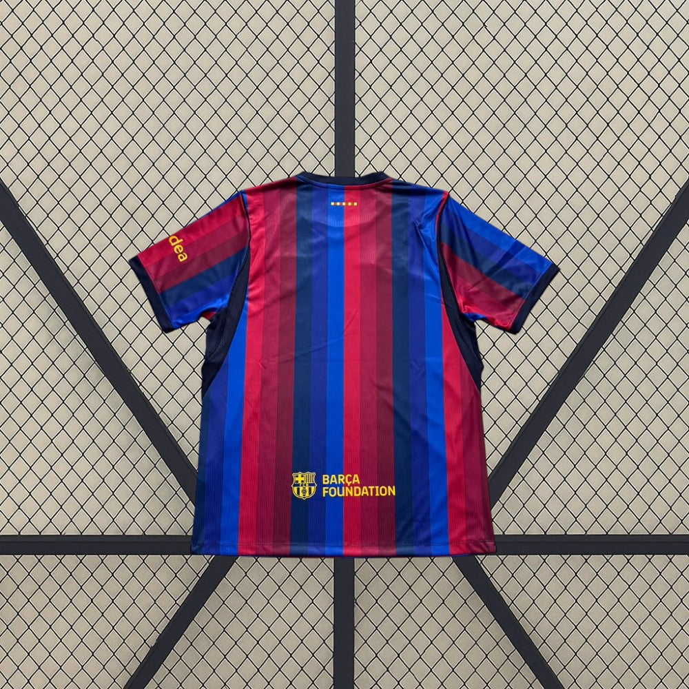 Vista trasera de la camiseta Barcelona 26-27 Edición Especial Golf Wang con franjas verticales azules y granates