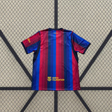 Vista trasera de la camiseta Barcelona 26-27 Edición Especial Golf Wang con franjas verticales azules y granates