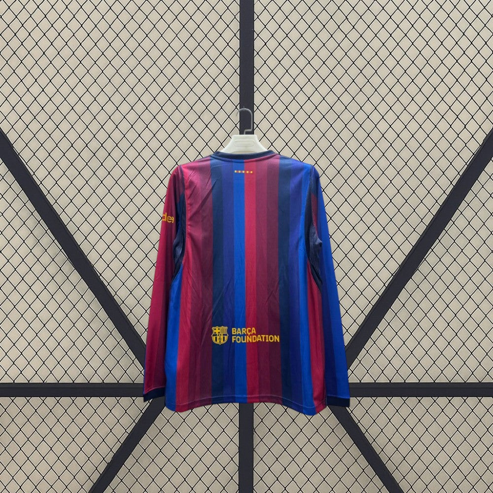 Vista trasera de la camiseta Barcelona 26-27 Local de manga larga con franjas azules y granates y detalles amarillos