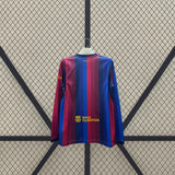 Vista trasera de la camiseta Barcelona 26-27 Local de manga larga con franjas azules y granates y detalles amarillos