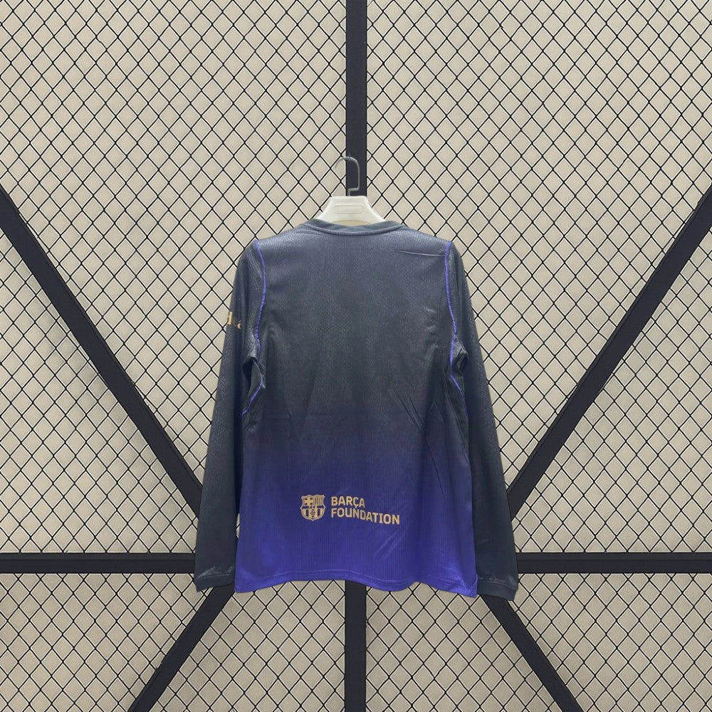 Vista trasera de la camiseta Barcelona 26-27 Visitante de manga larga con degradado morado y acabado texturizado oscuro