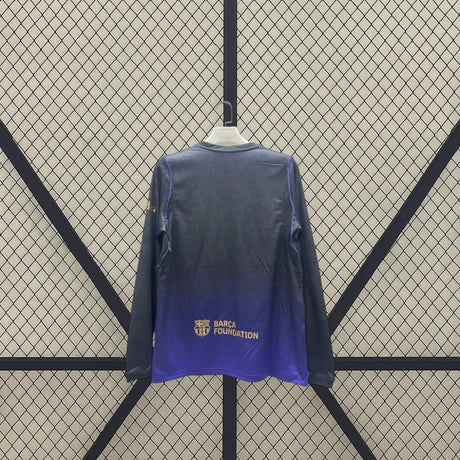Vista trasera de la camiseta Barcelona 26-27 Visitante de manga larga con degradado morado y acabado texturizado oscuro