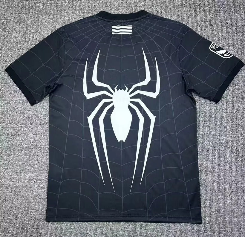 Vista trasera de la camiseta Barcelona 26-27 edición especial Spider Man Black con patrón de telaraña negro y gran gráfico de araña blanco