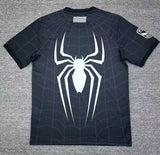 Vista trasera de la camiseta Barcelona 26-27 edición especial Spider Man Black con patrón de telaraña negro y gran gráfico de araña blanco
