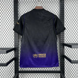 Vista trasera de la camiseta Barcelona 26-27 visitante, con degradado de negro a morado y detalle dorado en la parte baja