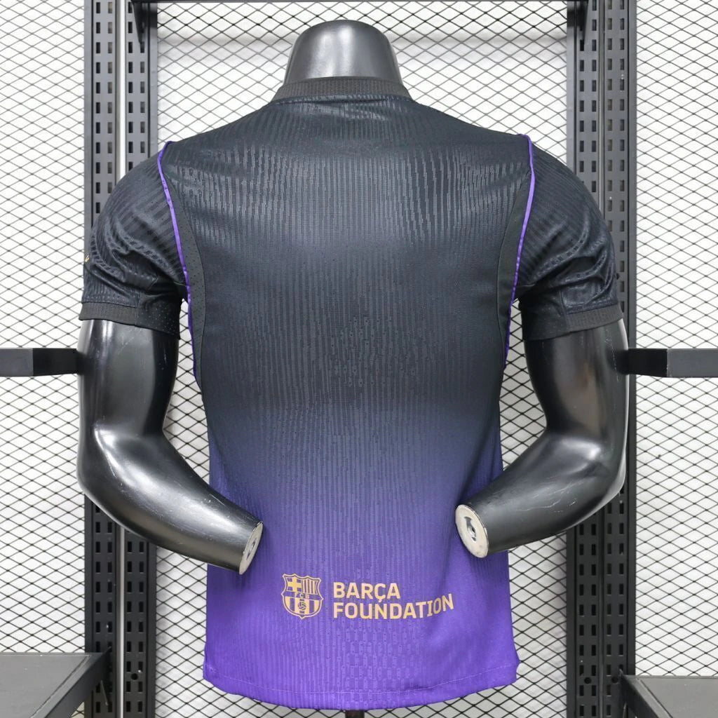 Vista trasera de la camiseta Barcelona 26-27 visitante versión Player con degradado morado, paneles negros y ribetes en los hombros