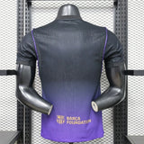 Vista trasera de la camiseta Barcelona 26-27 visitante versión Player con degradado morado, paneles negros y ribetes en los hombros