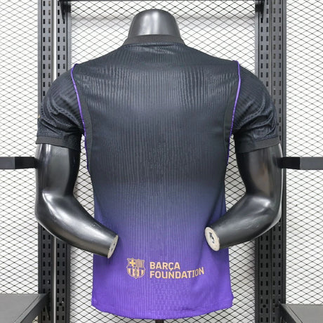 Vista trasera de la camiseta Barcelona 26-27 visitante versión Player con degradado morado, paneles negros y ribetes en los hombros