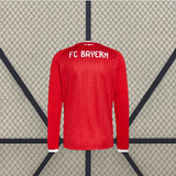 Vista trasera de la camiseta Bayern Munich 26-27 local de manga larga en rojo, con textura vertical y acabado liso en las mangas