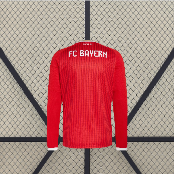 Vista trasera de la camiseta Bayern Munich 26-27 local de manga larga en rojo, con textura vertical y acabado liso en las mangas