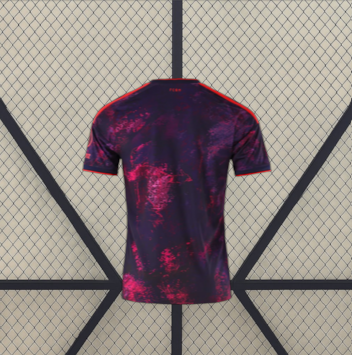 Vista trasera de la camiseta Bayern Munich 26-27 tercera equipación con diseño abstracto en tonos fucsia sobre fondo azul marino