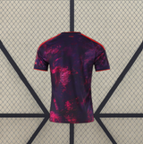 Vista trasera de la camiseta Bayern Munich 26-27 tercera equipación con diseño abstracto en tonos fucsia sobre fondo azul marino
