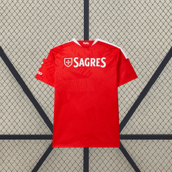 Vista trasera de la camiseta Benfica 26-27 local en rojo, con detalles blancos en los hombros y patrón geométrico tonal