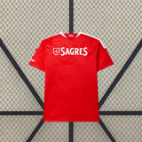 Vista trasera de la camiseta Benfica 26-27 local en rojo, con detalles blancos en los hombros y patrón geométrico tonal