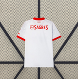 Vista trasera de la camiseta Benfica 26-27 visitante en blanco, con detalles rojos y patrocinio SAGRES en la parte superior