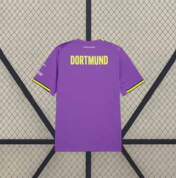 Vista trasera de la camiseta Borussia Dortmund 26-27 tercera equipación morada con texto Dortmund en amarillo neón
