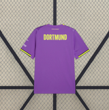 Vista trasera de la camiseta Borussia Dortmund 26-27 tercera equipación morada con texto Dortmund en amarillo neón