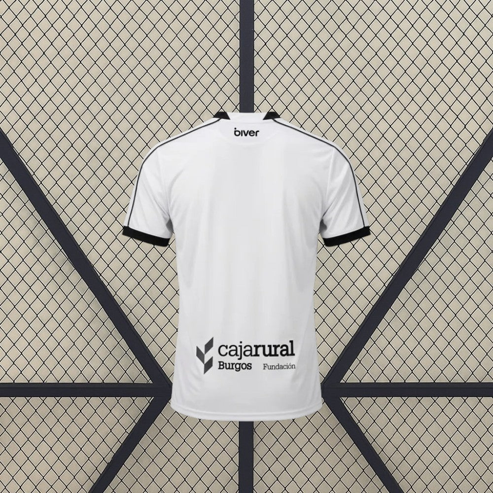 Vista trasera de la camiseta Burgos 26-27 local en blanco, con detalles negros en cuello, hombros y puños de las mangas