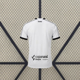 Vista trasera de la camiseta Burgos 26-27 local en blanco, con detalles negros en cuello, hombros y puños de las mangas