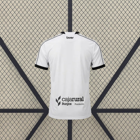 Vista trasera de la camiseta Burgos 26-27 local en blanco, con detalles negros en cuello, hombros y puños de las mangas