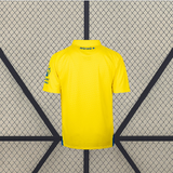 Vista trasera de la camiseta Cádiz 26-27 local en amarillo, con cuello tipo polo y pequeño detalle azul bajo el cuello