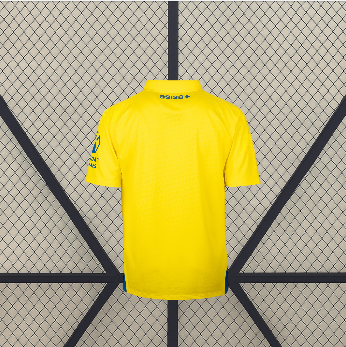 Vista trasera de la camiseta Cádiz 26-27 local en amarillo, con cuello tipo polo y pequeño detalle azul bajo el cuello