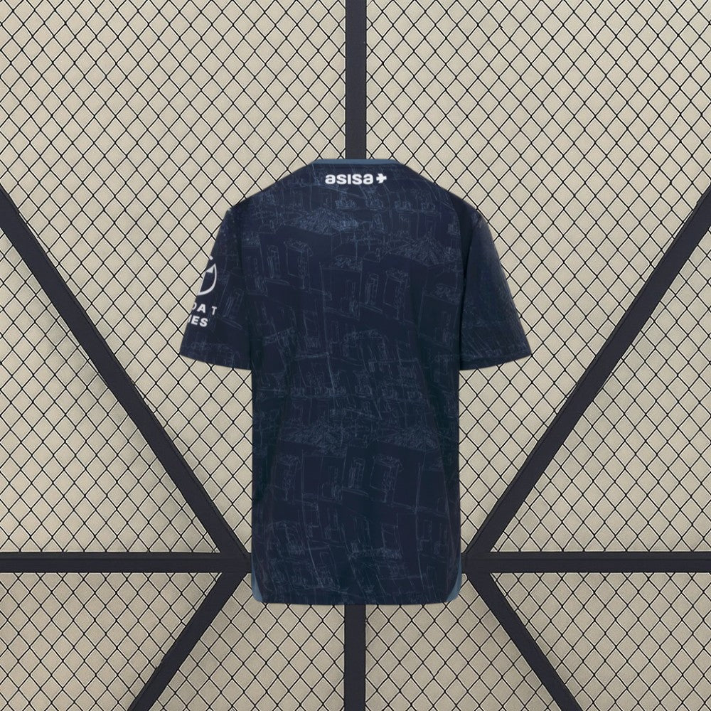 Vista trasera de la camiseta Cádiz 26-27 visitante en azul marino, con estampado tonal y espalda sin nombre ni dorsal
