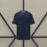 Vista trasera de la camiseta Cádiz 26-27 visitante en azul marino, con estampado tonal y espalda sin nombre ni dorsal