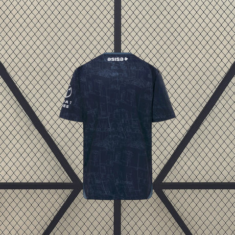 Vista trasera de la camiseta Cádiz 26-27 visitante en azul marino, con estampado tonal y espalda sin nombre ni dorsal