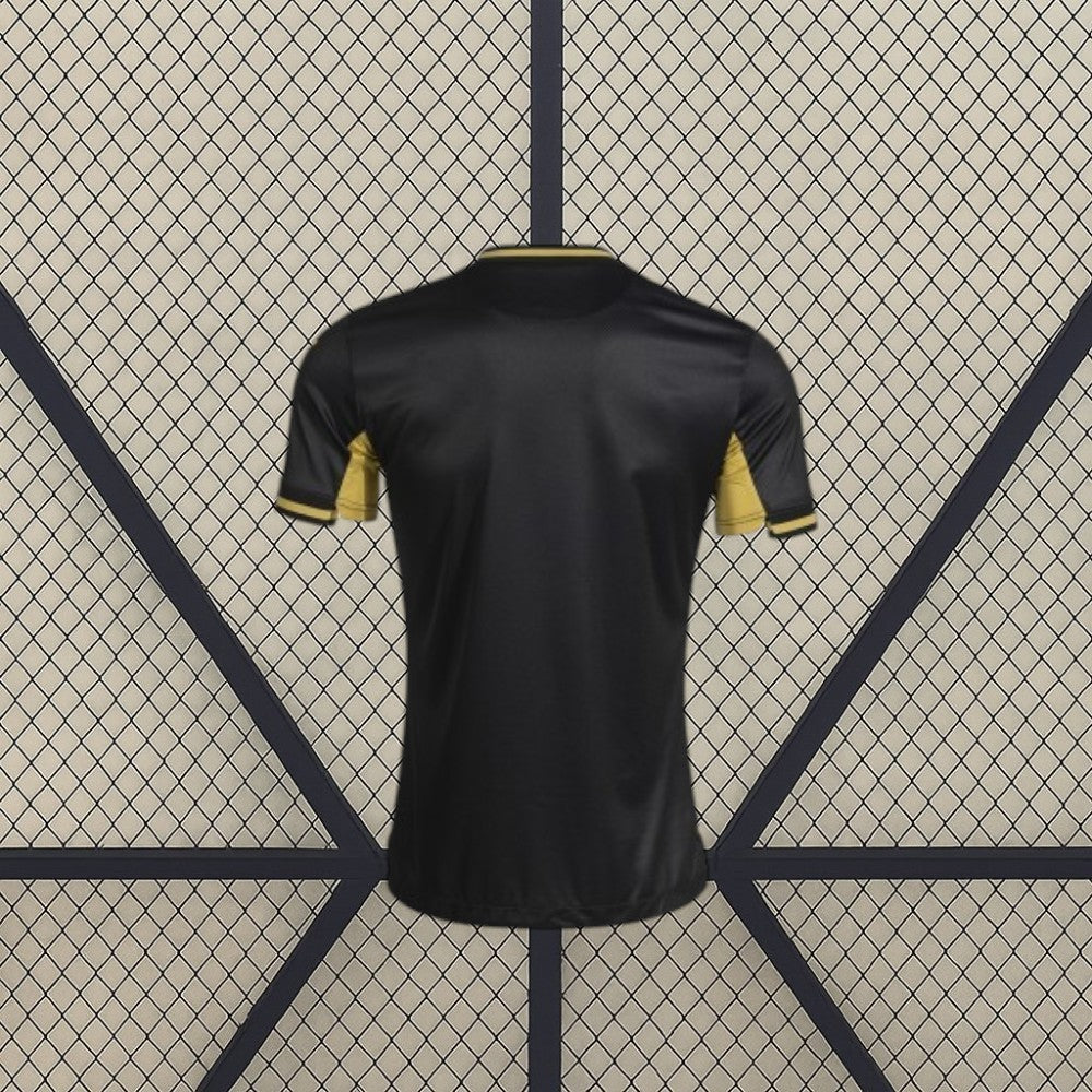 Vista trasera de la camiseta Córdoba 26-27 Visitante negra con detalles dorados en mangas, puños y cuello