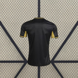 Vista trasera de la camiseta Córdoba 26-27 Visitante negra con detalles dorados en mangas, puños y cuello