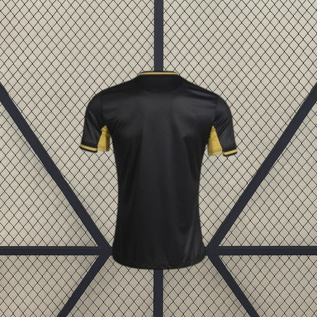 Vista trasera de la camiseta Córdoba 26-27 Visitante negra con detalles dorados en mangas, puños y cuello