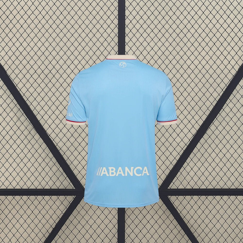 Vista trasera de la camiseta Celta de Vigo 26-27 local en color azul celeste, con diseño liso y detalle bajo el cuello