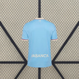 Vista trasera de la camiseta Celta de Vigo 26-27 local en color azul celeste, con diseño liso y detalle bajo el cuello