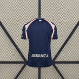 Vista trasera de la camiseta Celta de Vigo 26-27 visitante en color azul marino, con paneles claros en los hombros y mangas