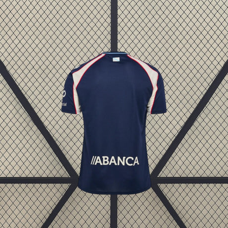 Vista trasera de la camiseta Celta de Vigo 26-27 visitante en color azul marino, con paneles claros en los hombros y mangas