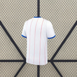 Vista trasera de la camiseta Chelsea 26-27 3ª equipación blanca con líneas verticales rojas y detalles azules en las mangas