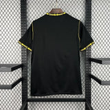 Vista trasera de la camiseta Chelsea 26-27 visitante, con espalda negra lisa y acabados amarillos en cuello y puños