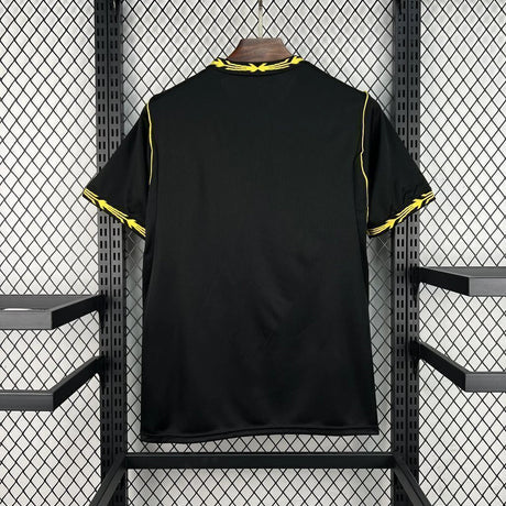Vista trasera de la camiseta Chelsea 26-27 visitante, con espalda negra lisa y acabados amarillos en cuello y puños