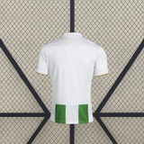 Vista trasera de la camiseta Cordoba 26-27 local en blanco, con cuello tipo polo y detalle de franjas verdes en la parte inferior