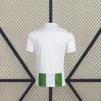 Vista trasera de la camiseta Cordoba 26-27 local en blanco, con cuello tipo polo y detalle de franjas verdes en la parte inferior