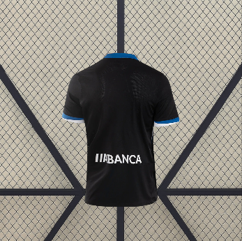 Vista trasera de la camiseta Deportivo La Coruña 26-27 visitante negra con detalles azules en las mangas