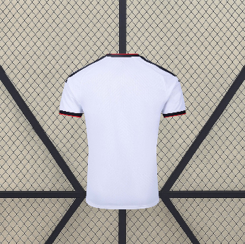 Vista trasera de la camiseta Fulham 26-27 local en color blanco con acabado limpio y detalles negros y rojos en cuello y mangas