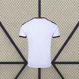 Vista trasera de la camiseta Fulham 26-27 local en color blanco con acabado limpio y detalles negros y rojos en cuello y mangas