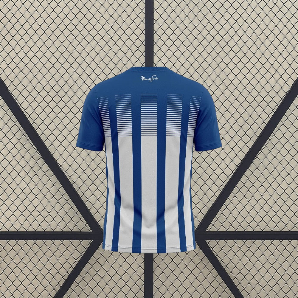 Vista trasera de la camiseta Huelva 26-27 Local con franjas verticales azules y blancas y parte superior azul